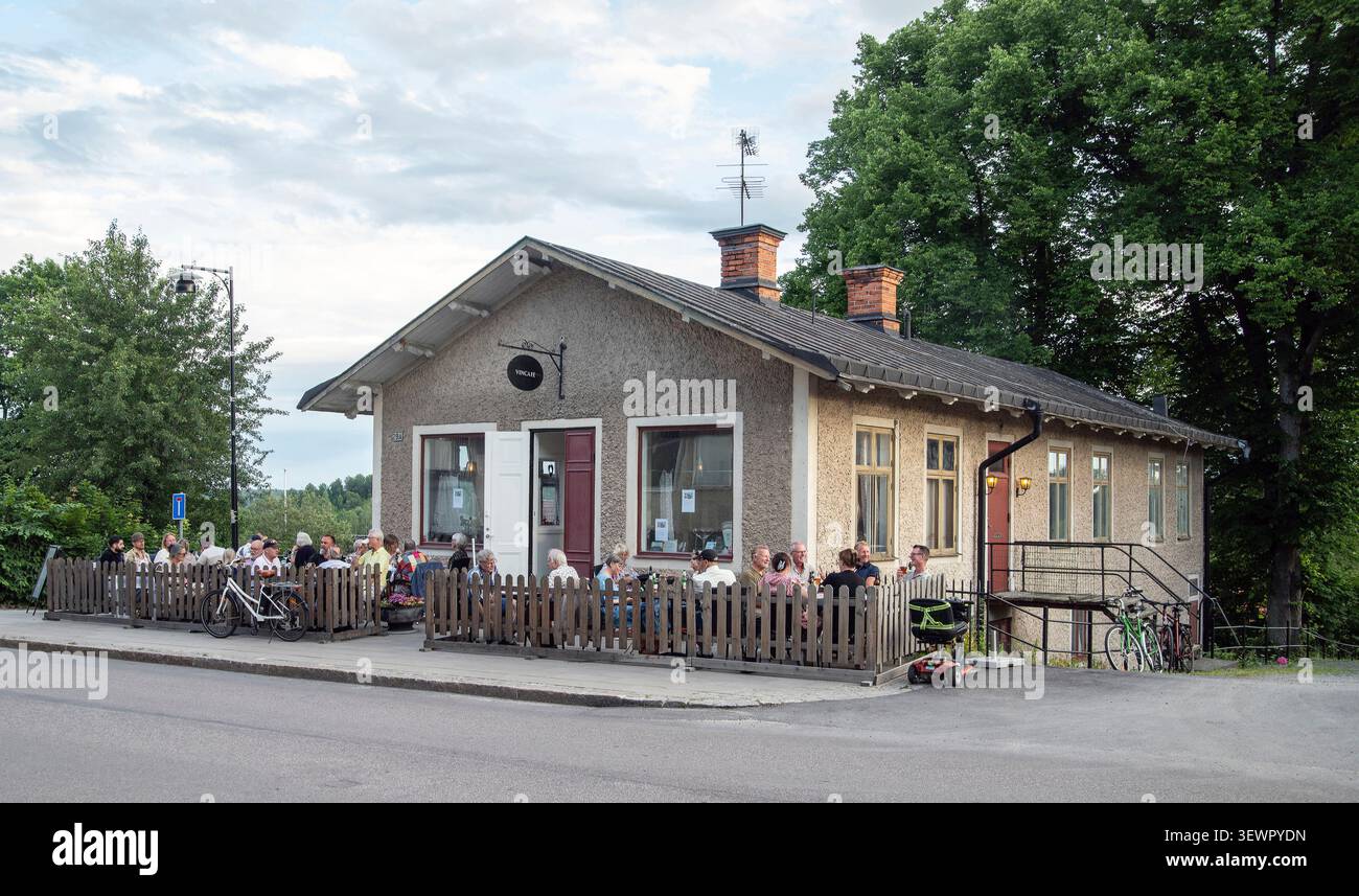 Sièges en plein air dans un café de quartier lors d'une soirée d'été à Malmköping Banque D'Images
