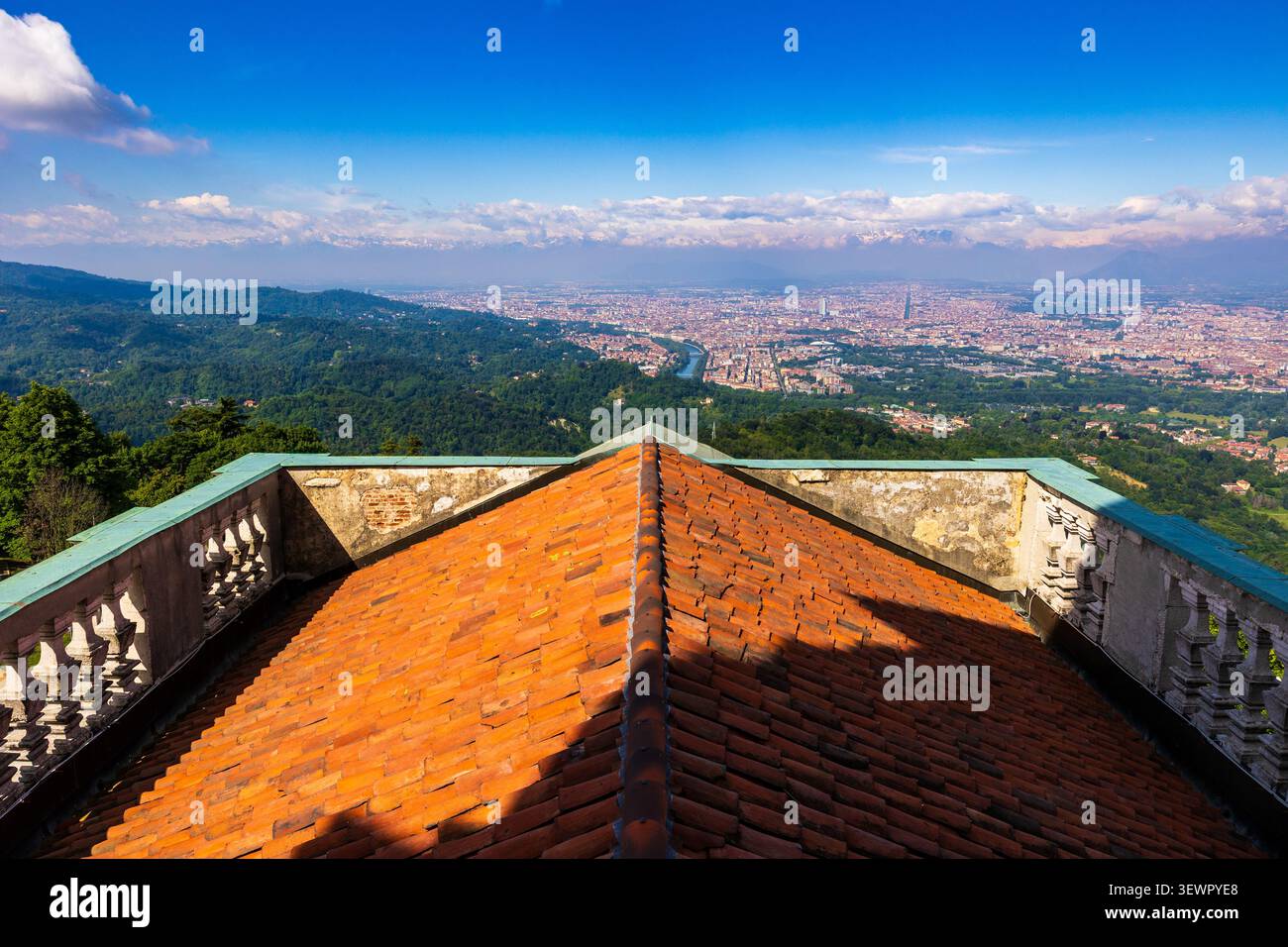 Vue panoramique sur la ville de Turin et les Alpes depuis le dôme de la Basilique di Superga Banque D'Images