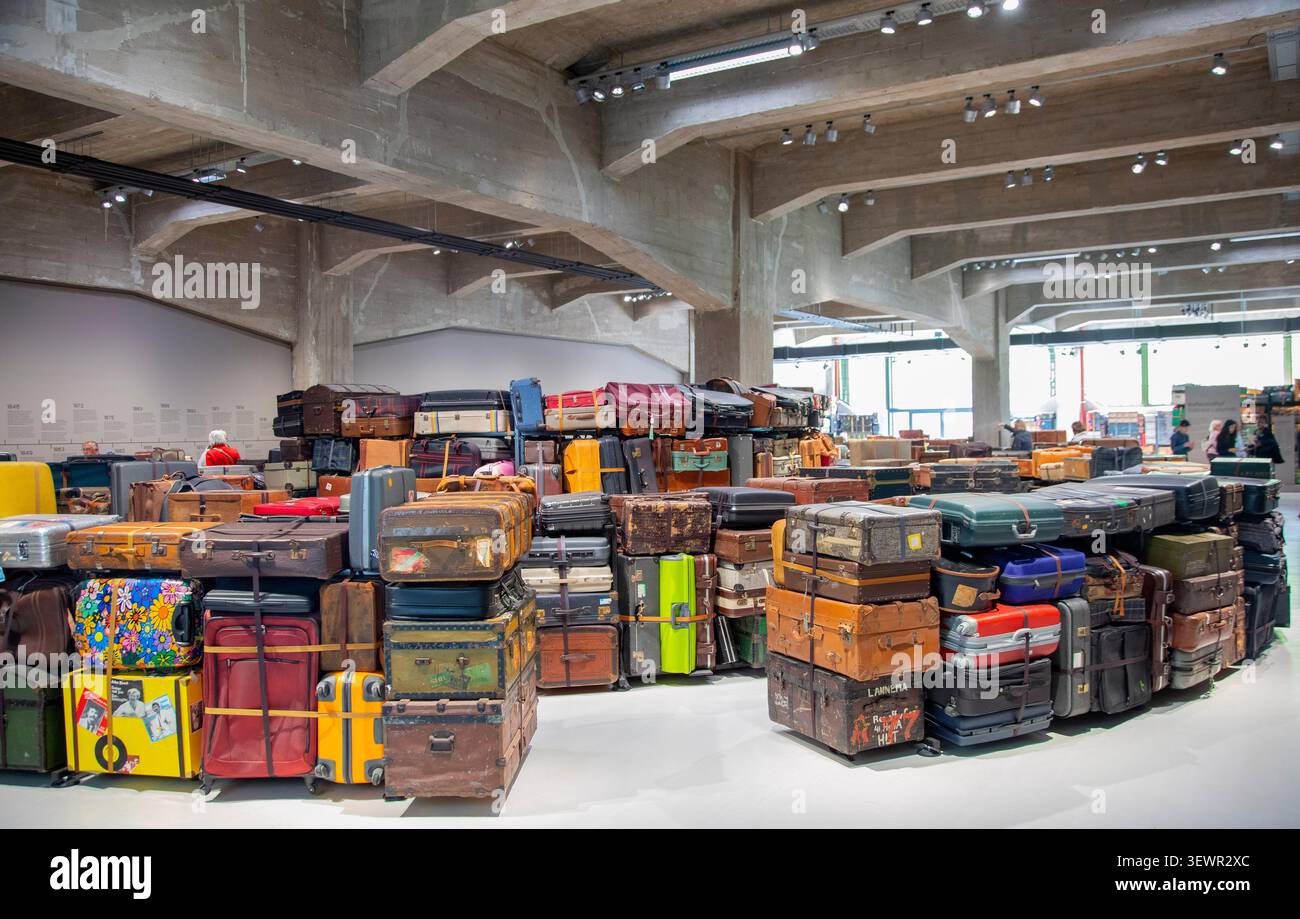 Pays-Bas, Rotterdam - Musée Fenix ​​Migration. Il y a deux mille valises dans le labyrinthe de valises, et pendant la visite audio, vous écoutez Banque D'Images