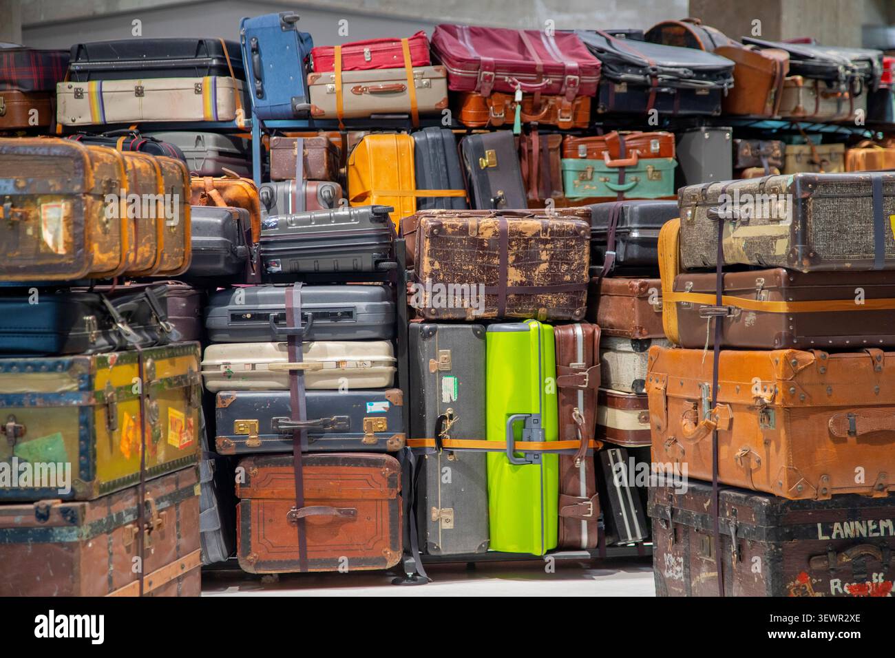 Pays-Bas, Rotterdam - Musée Fenix ​​Migration. Il y a deux mille valises dans le labyrinthe de valises, et pendant la visite audio, vous écoutez Banque D'Images