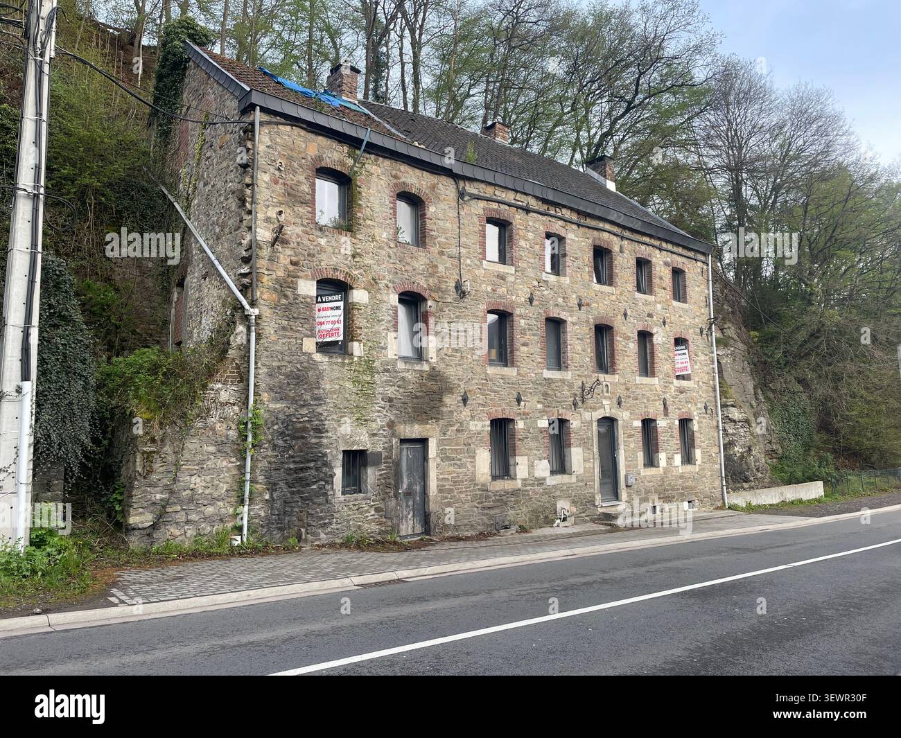 Belgique, Maison historique en pierre à vendre, située dans les Ardennes belges. Le bâtiment est construit en pierre naturelle et dégage une typique Ardenne St Banque D'Images