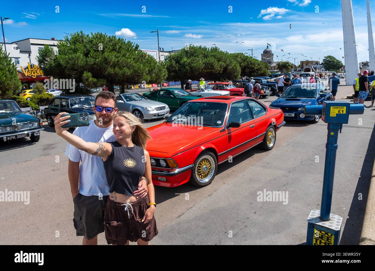 Isabelle et Austen prennent un selfie au salon Classic Cars sur Southend on Sea Beachfront. Banque D'Images