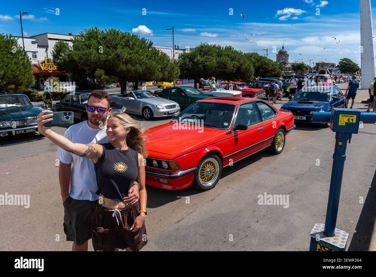 Isabelle et Austen prennent un selfie au salon Classic Cars sur Southend on Sea Beachfront. Banque D'Images