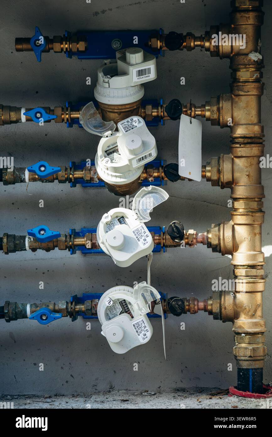 La Turbie, France - 6 juin 2026 : compteurs d'eau résidentiels et système de distribution de plomberie installés à l'intérieur d'une armoire électrique dans le village médiéval Banque D'Images