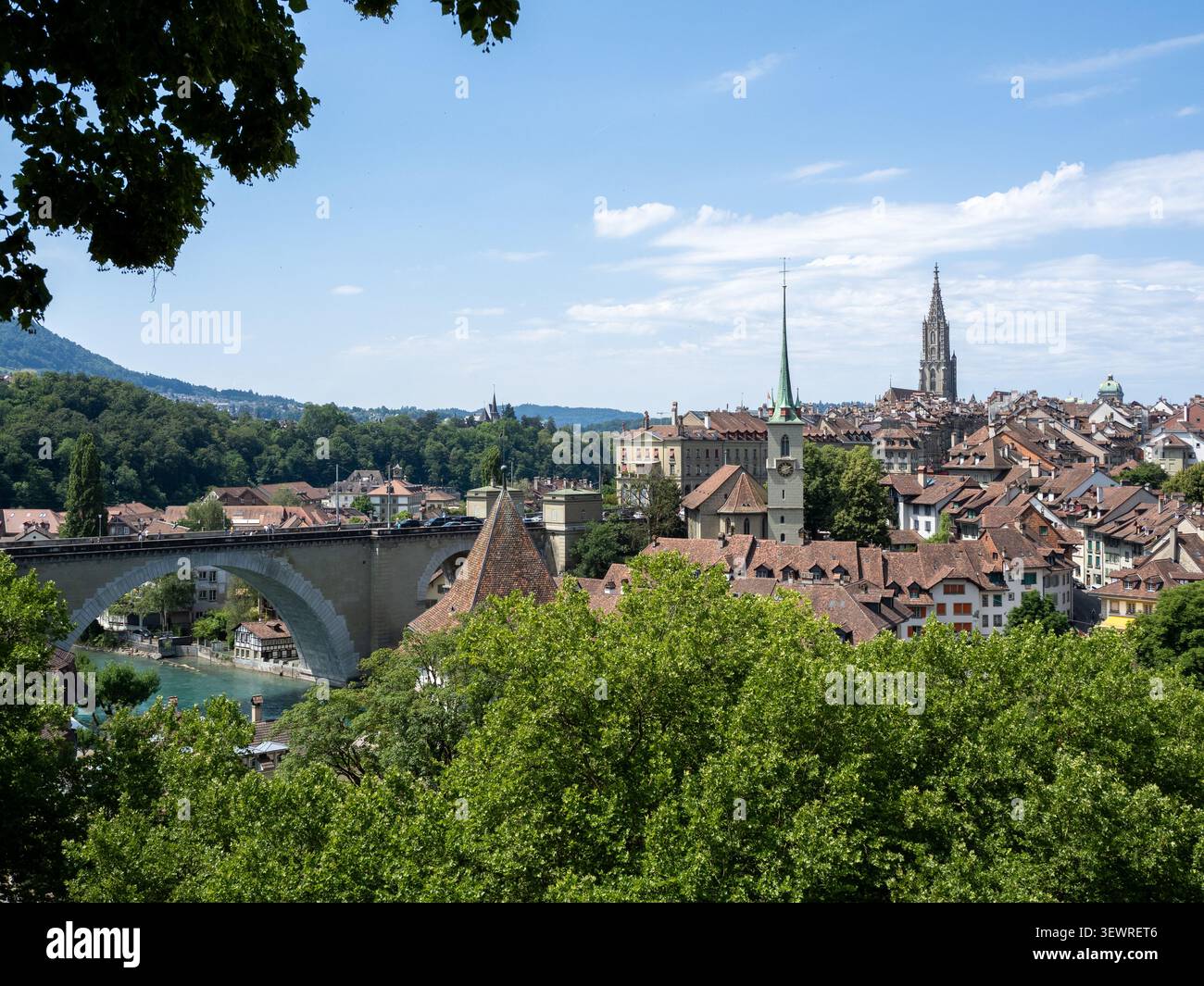 Vue panoramique sur les toits de tuiles rouges de la vieille ville de Berne classée au patrimoine mondial de l'UNESCO avec la flèche verte de l'église Nydegg et la tour gothique Banque D'Images