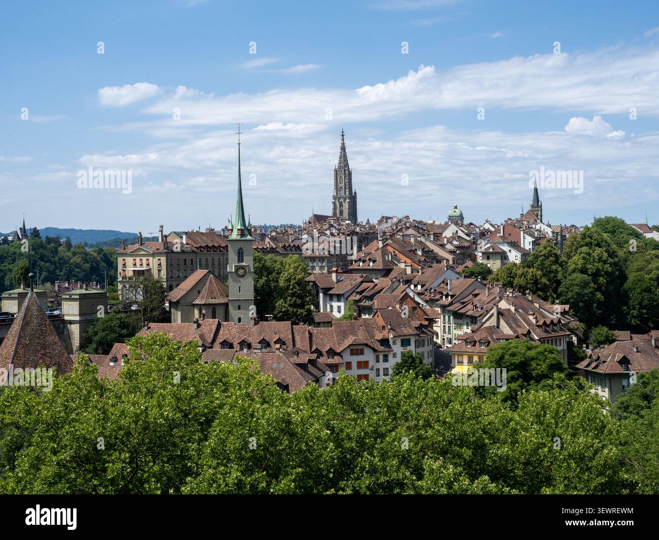 Vue panoramique sur les toits de tuiles rouges de la vieille ville de Berne classée au patrimoine mondial de l'UNESCO avec la flèche verte de l'église Nydegg et la tour gothique Banque D'Images
