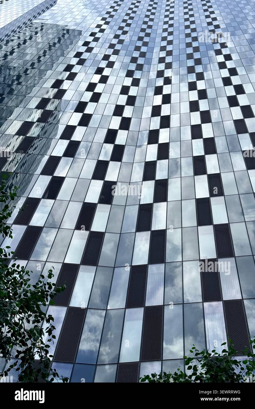 Détail du patchwork de fenêtres dans la nouvelle partie de bloc de tour du complexe Deansgate Square dans le centre de Manchester - Image de stock capturée avec un smartphone