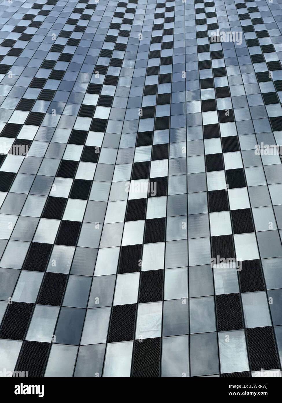 Détail du patchwork de fenêtres dans la nouvelle partie de bloc de tour du complexe Deansgate Square dans le centre de Manchester - Image de stock capturée avec un smartphone
