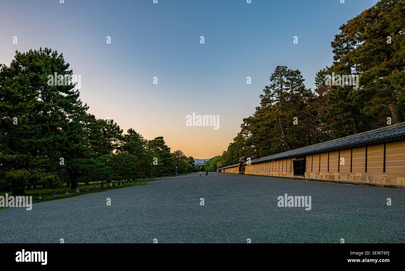 Le jardin national de Kyoto Gyoen, autour du Palais impérial de Kyoto, déserte étrangement au crépuscule d'avril Banque D'Images