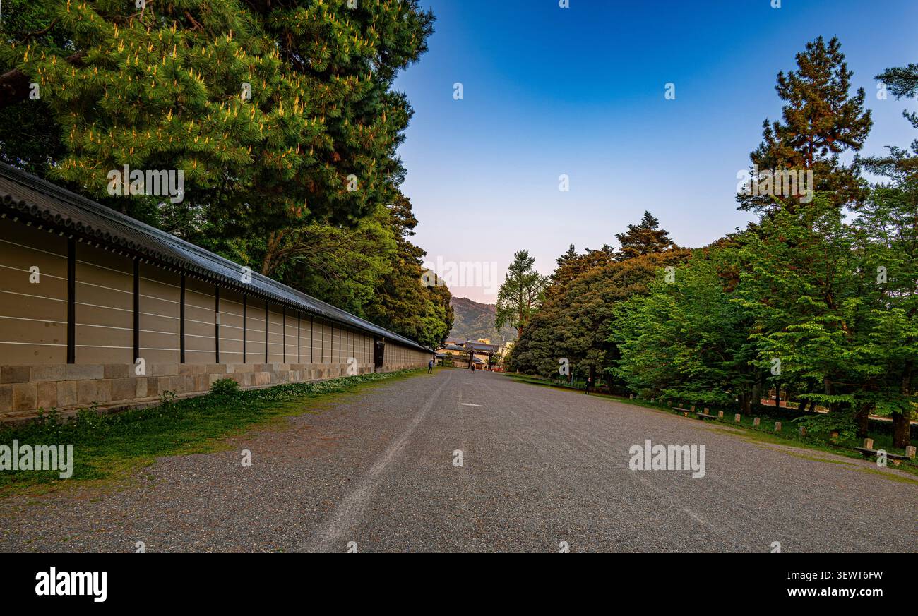 Le jardin national de Kyoto Gyoen, autour du Palais impérial de Kyoto, déserte étrangement au crépuscule d'avril Banque D'Images