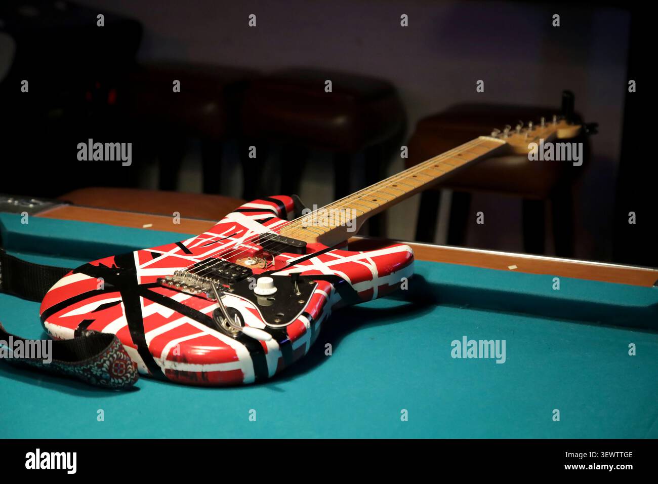 Fender Stratocaster sur la table de billard Banque D'Images