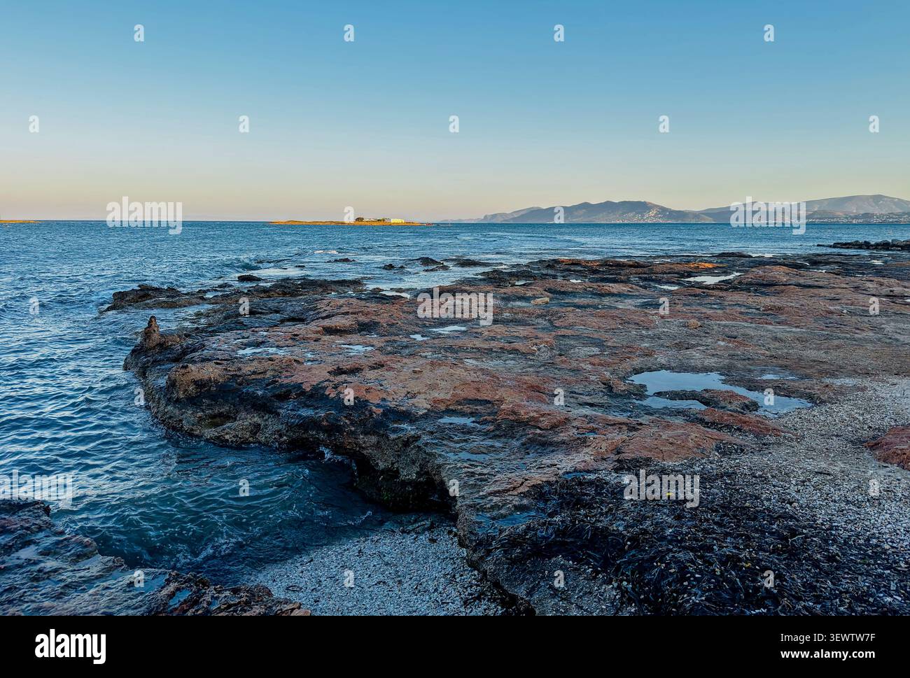 Côte rocheuse de la mer Égée au coucher du soleil en Attique, Grèce - Image de stock capturée avec un smartphone