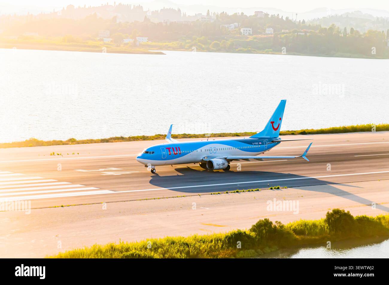 Aéroport international Ioannis Kapodistrias de Corfou, Corfou, Îles ioniennes, Grèce - juillet - 8 - 2025 - Un atterrissage d'avion TUI. Banque D'Images