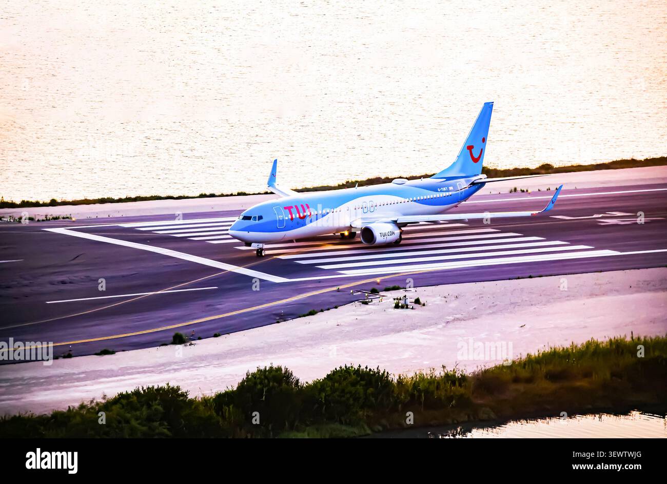 Aéroport international Ioannis Kapodistrias de Corfou, Corfou, Îles ioniennes, Grèce – juillet – 8 – 2025 – Un avion TUI arrive. Banque D'Images