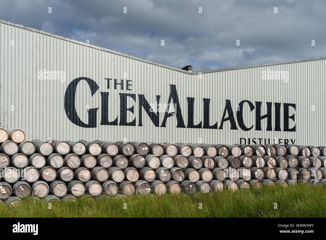 Le bâtiment de la distillerie GlenAllachie se dresse à Aberlour, en Écosse, avec son nom en évidence. Banque D'Images