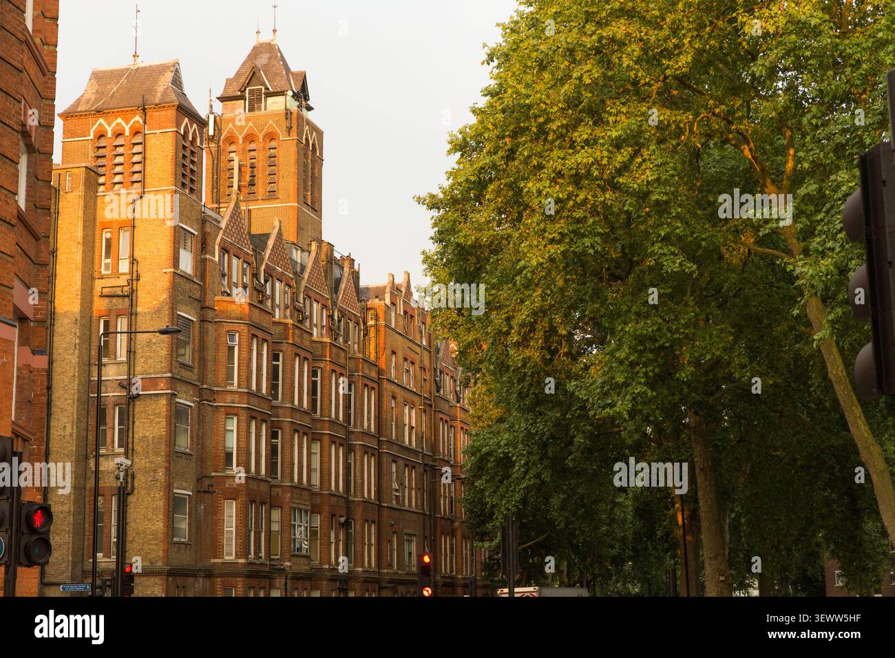 Le coucher du soleil illumine le bâtiment historique de l'hôpital St Pancras à Somers Town, Londres, qui fait partie du Camden & Islington NHS Foundation Trust. Banque D'Images