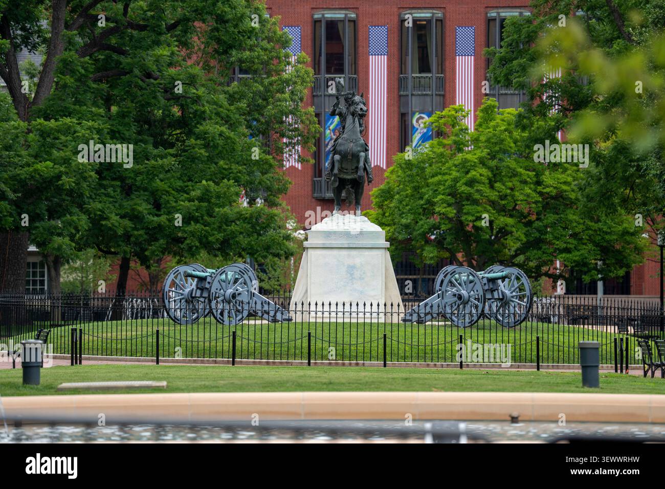 Washington, DC, États-Unis. 28 juin 2026. Cannon entoure maintenant la statue d'Andrew Jackson dans Lafayette Park après qu'ils ont été rendus après une restauration pluriannuelle le 28 juin 2026. Le président Trump a ordonné la rénovation du parc qui se trouve en face de la Maison Blanche plus tôt cette année et il ouvrira probablement pour les célébrations du 4 juillet. (Crédit image : © Andrew Leyden/ZUMA Press Wire) USAGE ÉDITORIAL SEULEMENT ! Non destiné à UN USAGE commercial ! Banque D'Images