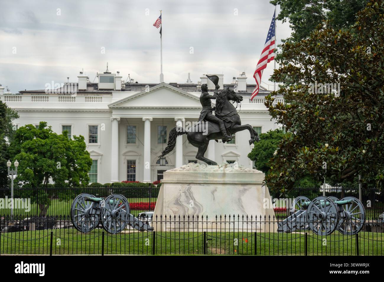 Washington, DC, États-Unis. 28 juin 2026. Cannon entoure maintenant la statue d'Andrew Jackson dans Lafayette Park après qu'ils ont été rendus après une restauration pluriannuelle le 28 juin 2026. Le président Trump a ordonné la rénovation du parc qui se trouve en face de la Maison Blanche plus tôt cette année et il ouvrira probablement pour les célébrations du 4 juillet. (Crédit image : © Andrew Leyden/ZUMA Press Wire) USAGE ÉDITORIAL SEULEMENT ! Non destiné à UN USAGE commercial ! Banque D'Images