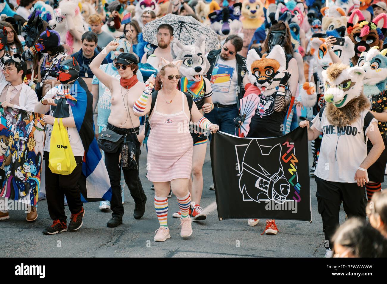 Toronto, Canada - 29 juin 2025 : événement de fierté animée avec des costumes colorés Banque D'Images