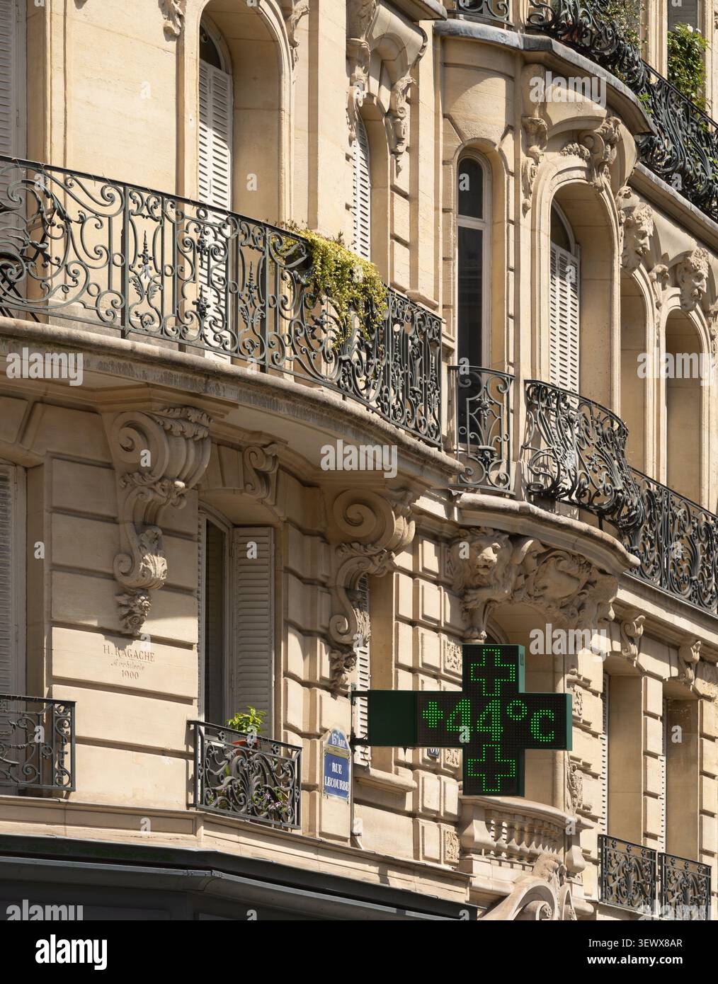 Paris, France - 06 25 2026 : canicule Banque D'Images