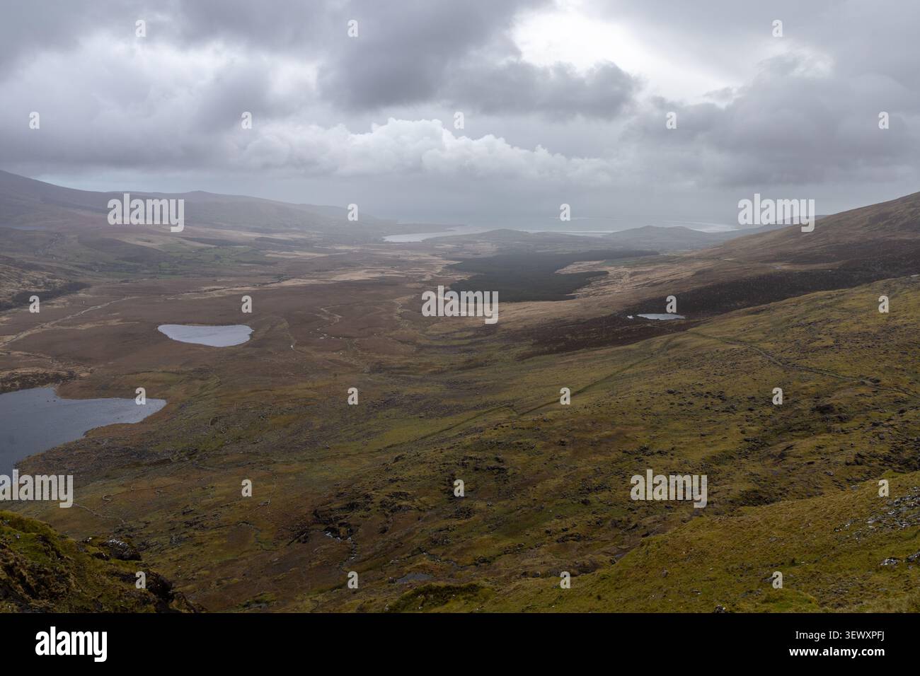 Vue panoramique depuis Conor Pass sous un ciel nuageux spectaculaire, comté de Kerry, Irlande Banque D'Images