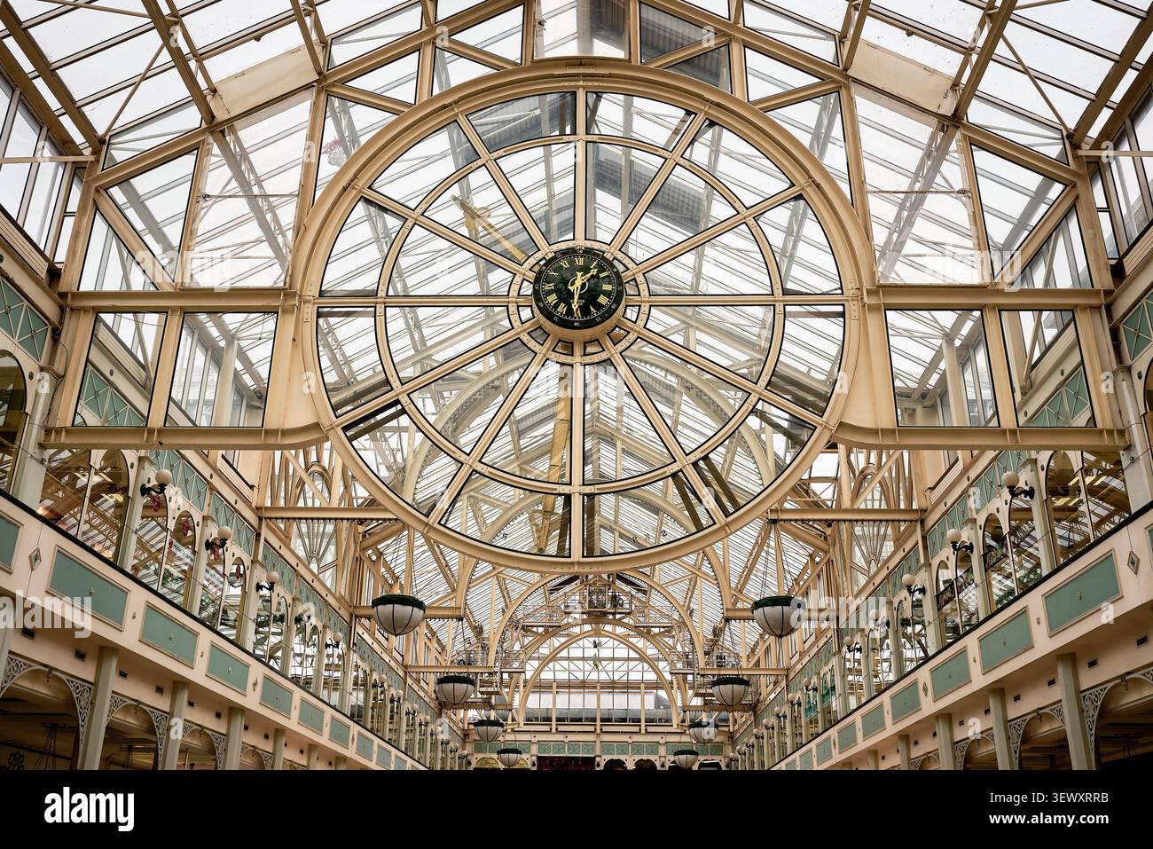 Toit en verre historique et horloge à l’intérieur de Dunnes Stores sur St Stephen’s Green, Dublin Banque D'Images