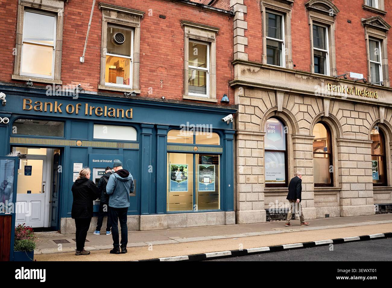 Succursale de la Bank of Ireland sur Merrion Row à Dublin avec une façade historique en briques rouges Banque D'Images