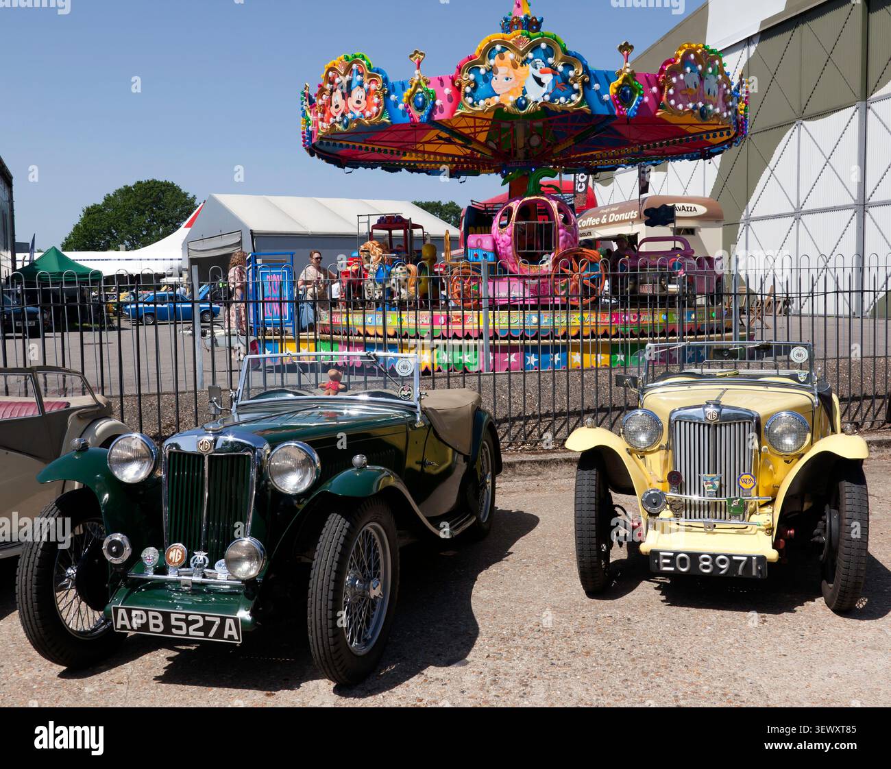 Un vert, 1946, MG et Un jaune, 1949, MG T-type, exposés au Best of British car Day, Brooklands Museum, Weybridge, Banque D'Images