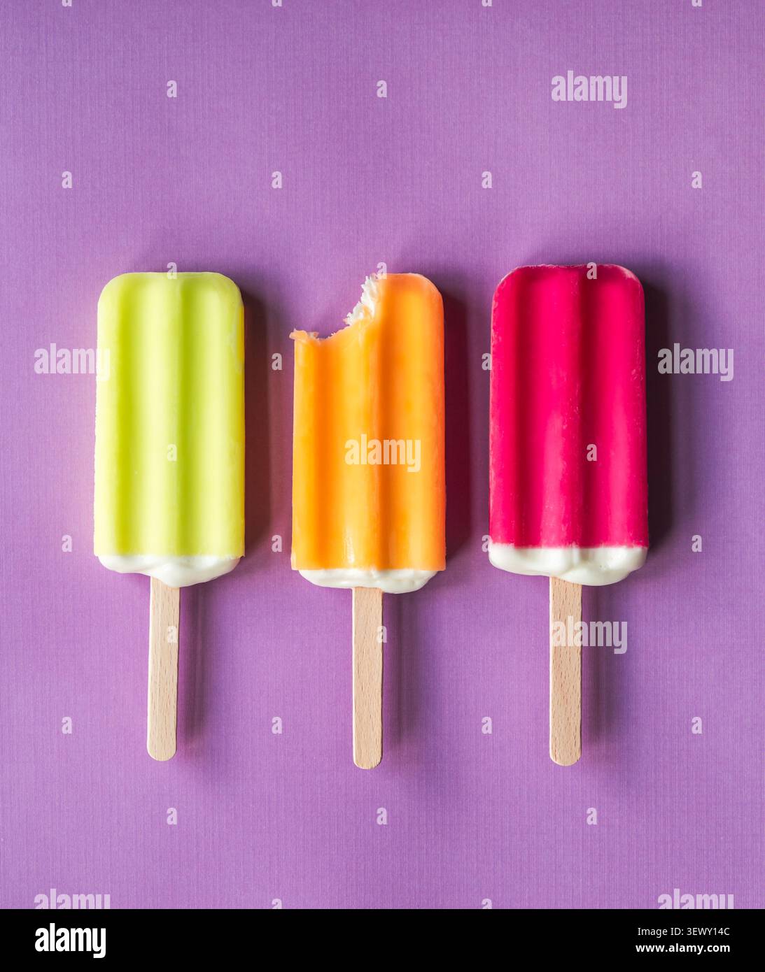 Éclats de glace colorés alignés avec une morsure Banque D'Images