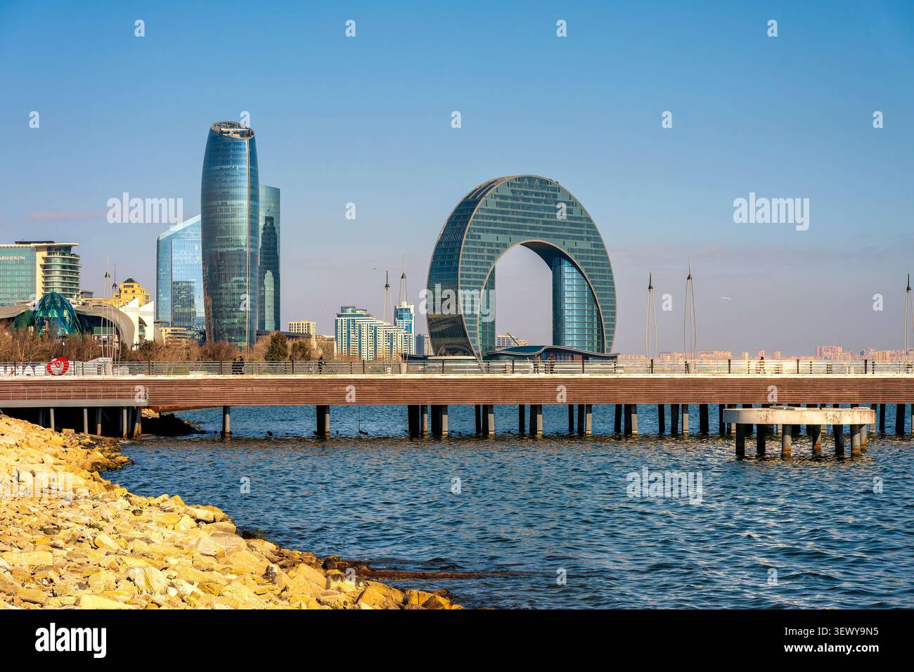 Port Baku Towers and Crescent Hotel vu d'un quai de front de mer le long du boulevard Bakou, mer Caspienne. Bakou, Azerbaïdjan. Banque D'Images