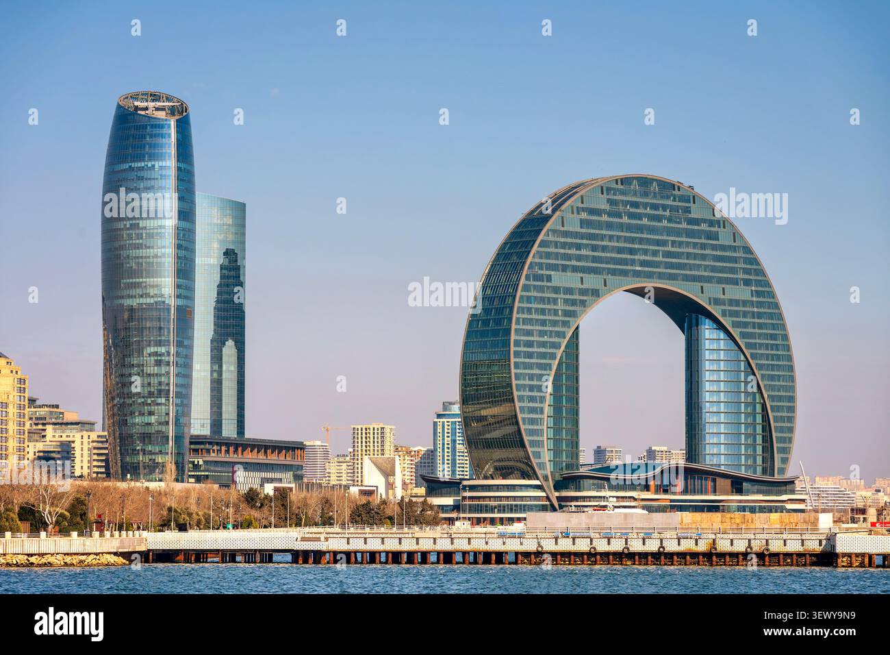 Port Baku Towers and Crescent Hotel vu d'un quai de front de mer le long du boulevard Bakou, mer Caspienne. Bakou, Azerbaïdjan. Banque D'Images