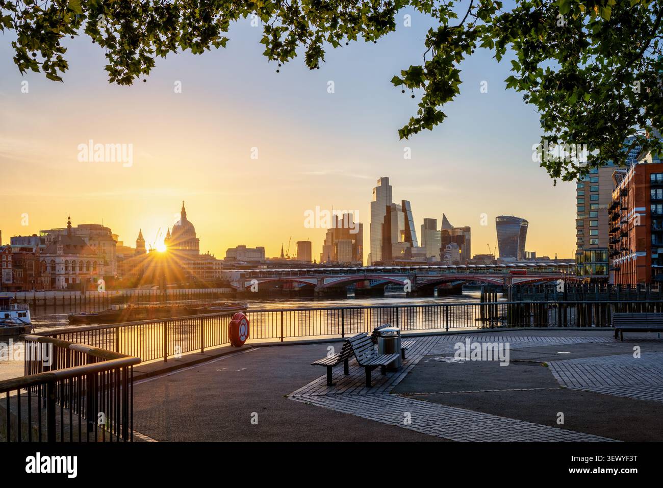 Belle vue du lever de soleil d'été sur la skyline de la City of London, Angleterre, vue depuis Southbank sans personnes Banque D'Images