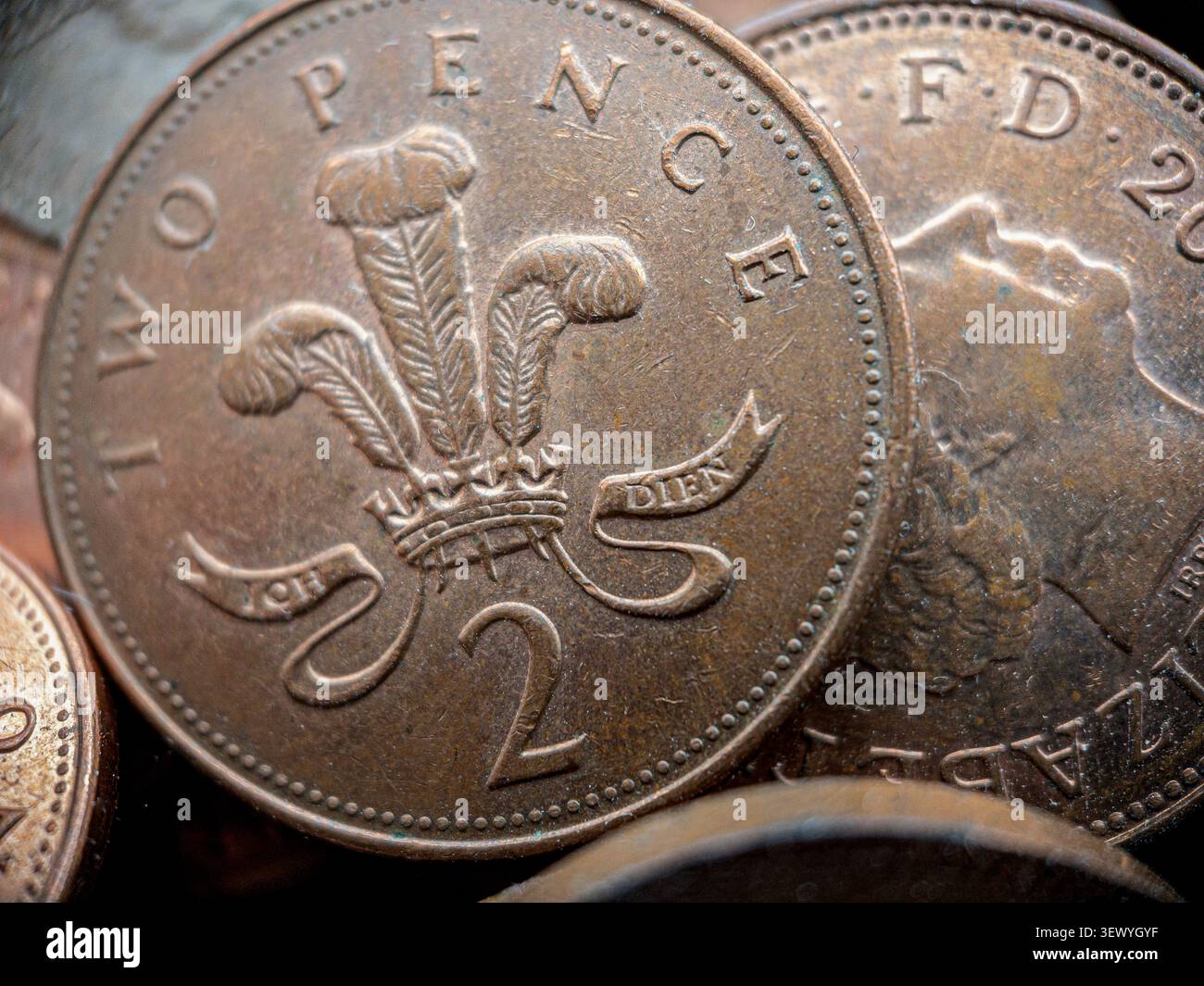 Les pièces de monnaie se rassemblent à Bury England. L'accent est mis sur une pièce de deux pence montrant un dessin de couronne et l'année de frappe. Banque D'Images