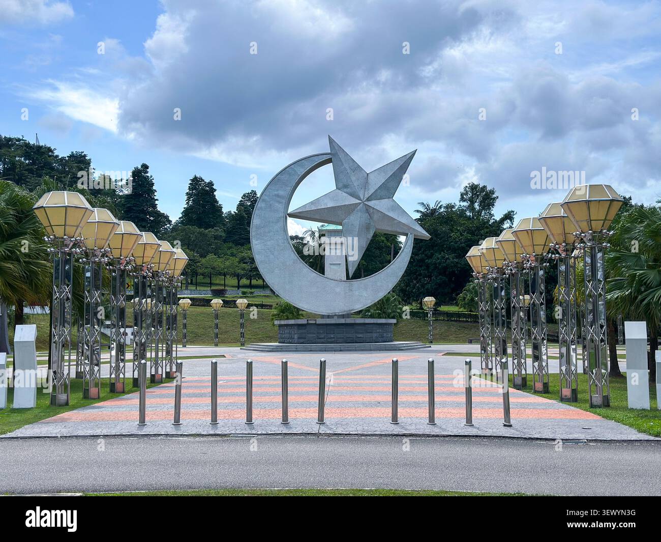 Monument public abstrait moderne et sculpture à Johor Bahru, Johor, Malaisie. - Image de stock capturée avec un smartphone