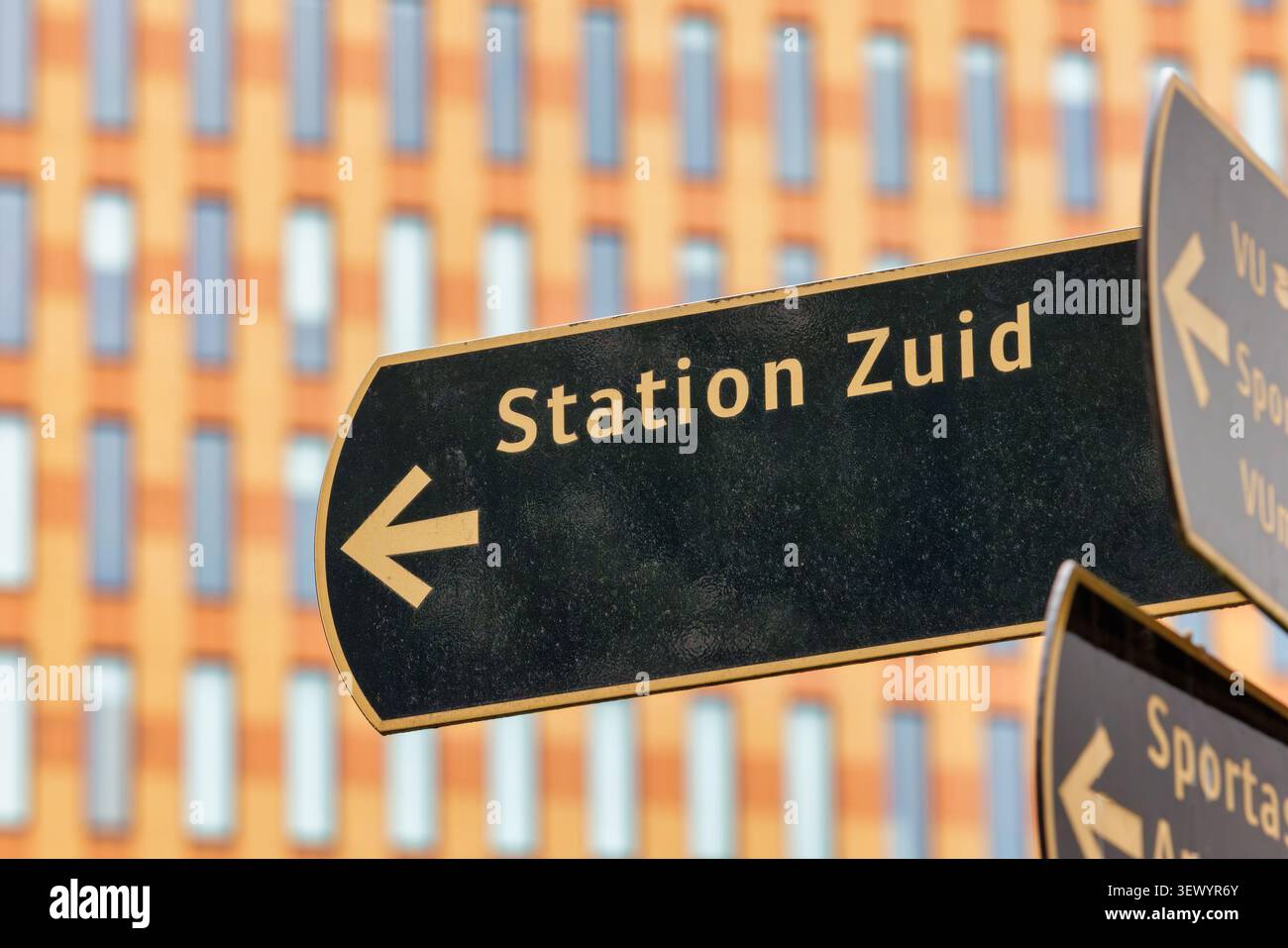 Panneau indiquant la gare néerlandaise Amsterdam Zuidas Banque D'Images