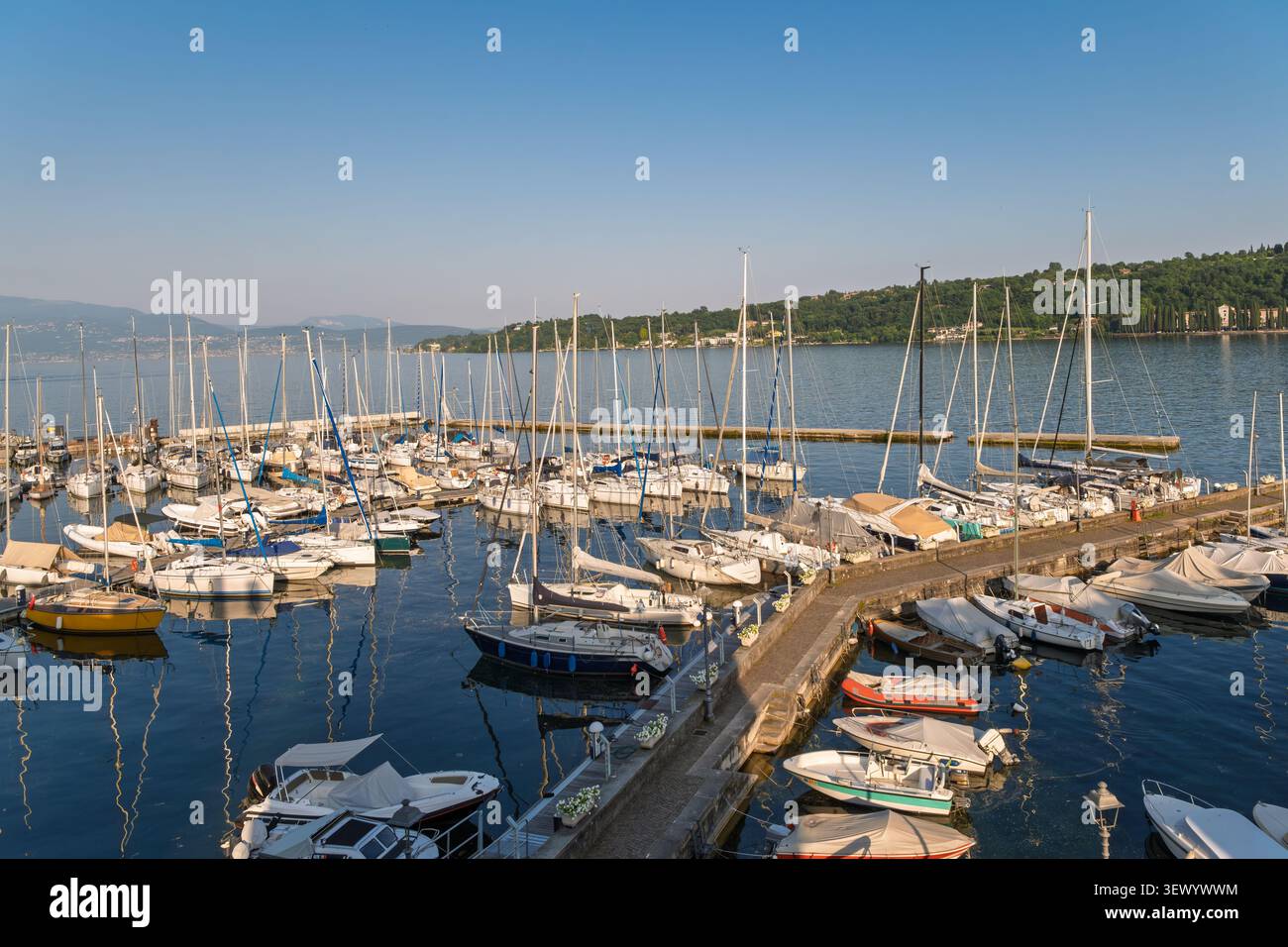 Marina avec des voiliers amarrés sur le lac de Garde à Salo Italie. Destination pittoresque en bord de mer et concept de tourisme de voyage. Banque D'Images