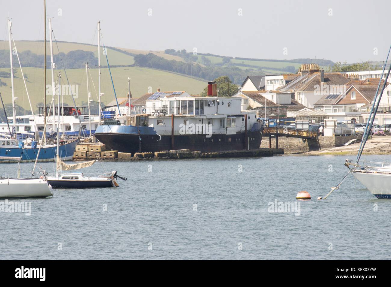 Bateau-maison converti amarré dans une marina près de Torpoint, Cornwall, juin 2026 Banque D'Images
