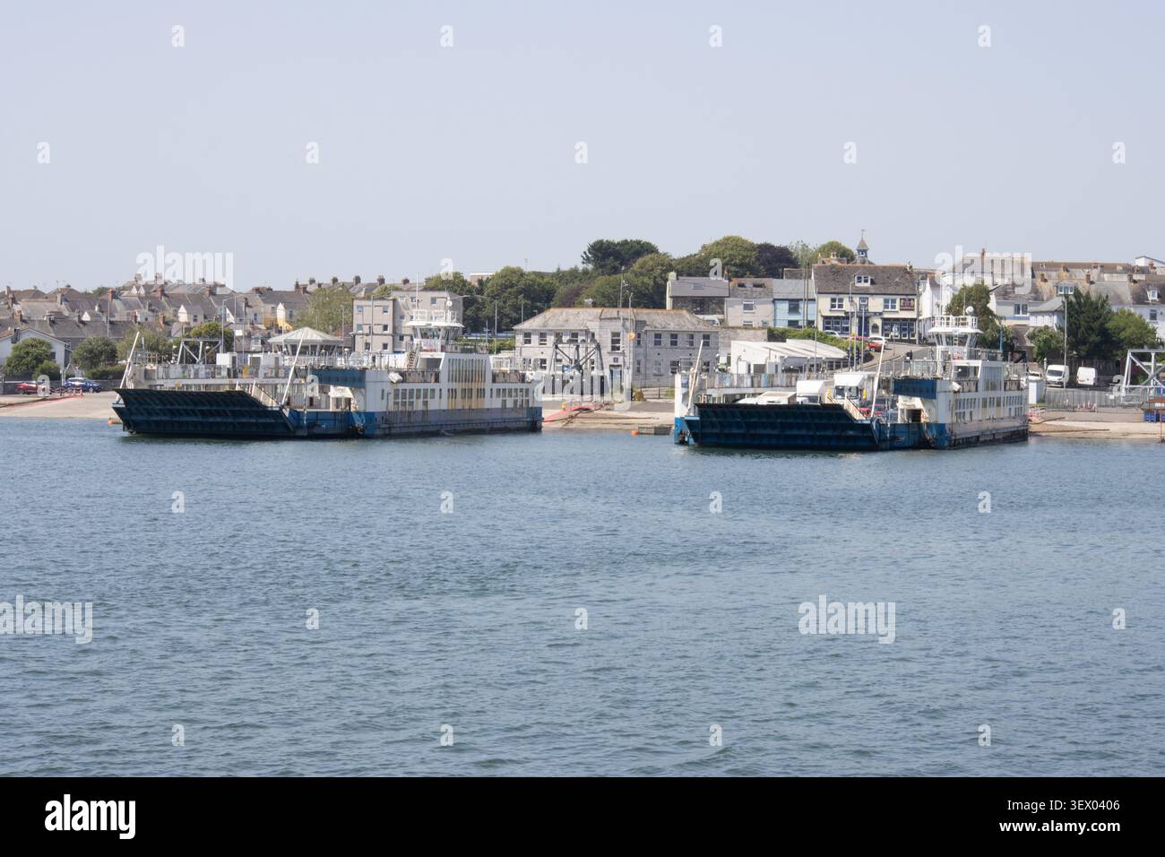 Ferry de la chaîne Torpoint transportant des voitures à travers la rivière Tamar jusqu'à Devonport, juin 2026 Banque D'Images