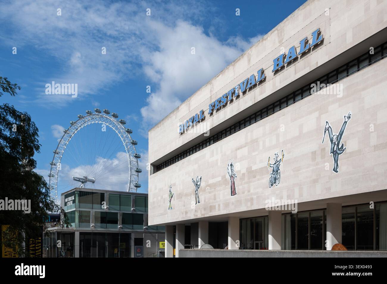 Vue extérieure du Royal Festival Hall. Salle de concert, de danse et de conférences au Southbank Centre à Londres, en Angleterre, dans un style architectural brutaliste Banque D'Images
