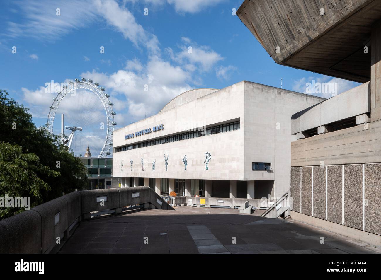 Vue extérieure du Royal Festival Hall. Salle de concert, de danse et de conférences au Southbank Centre à Londres, en Angleterre, dans un style architectural brutaliste Banque D'Images