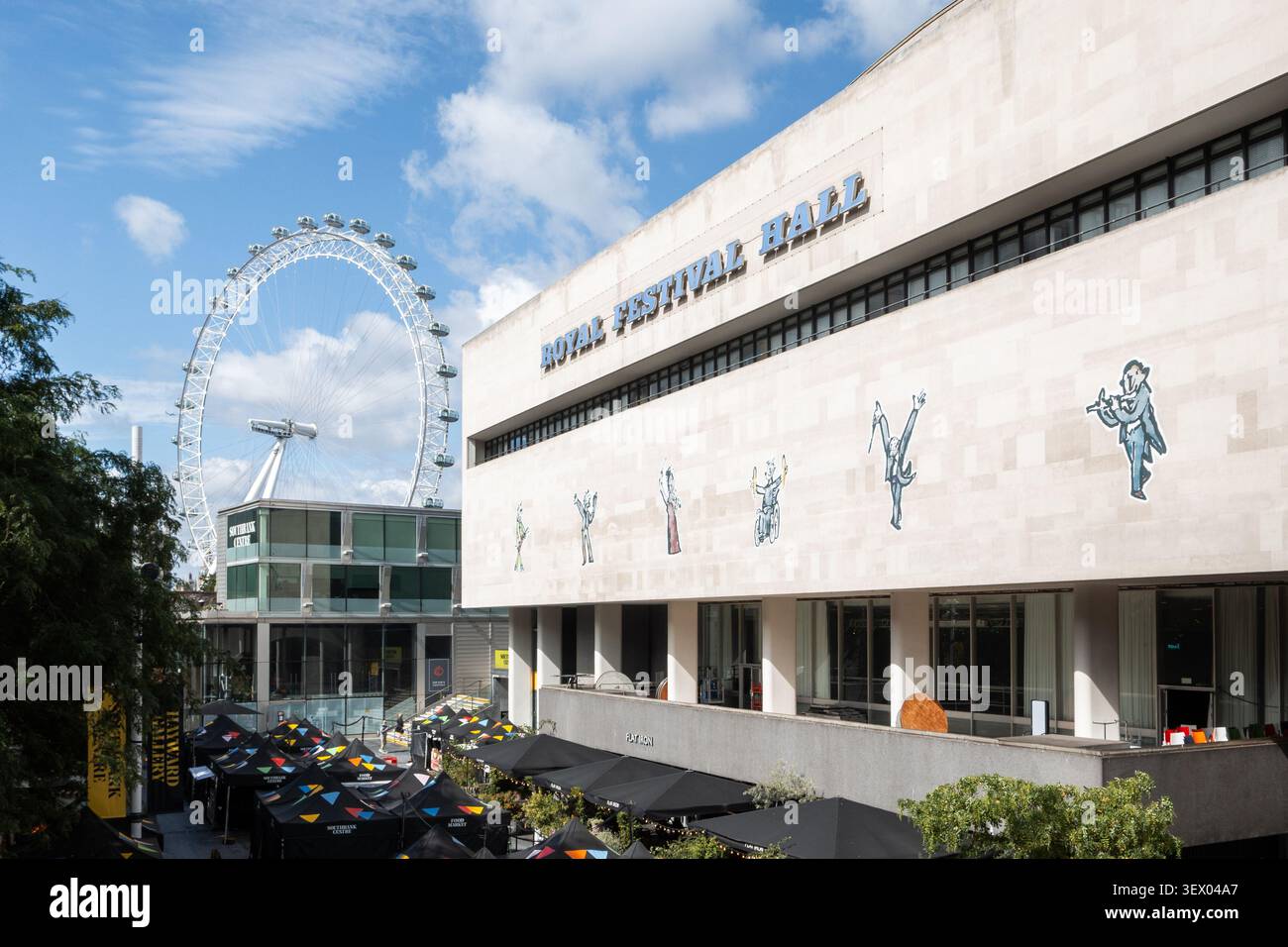 Vue extérieure du Royal Festival Hall. Salle de concert, de danse et de conférences au Southbank Centre à Londres, en Angleterre, dans un style architectural brutaliste Banque D'Images