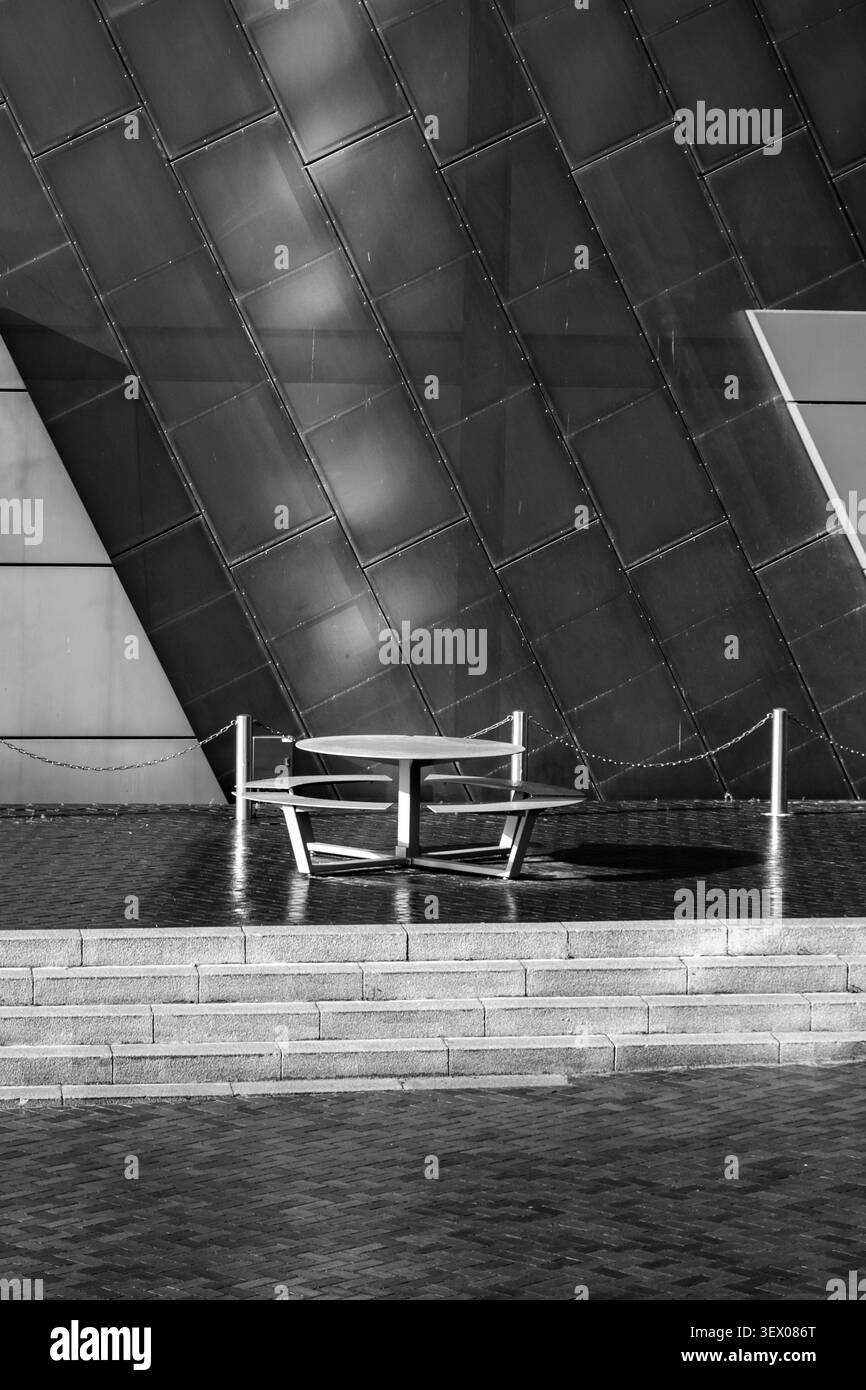 Tabler et chaises à l'extérieur du Lowry, Salford, Quays, Manchester, Angleterre. Banque D'Images