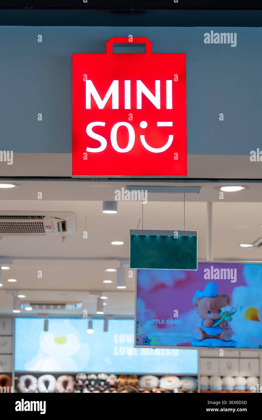 Le magasin enseigne MINISO. Enseigne de logo de magasin de détail de la marque Miniso. Enseigne Miniso au-dessus de l'entrée de la boutique. Minsk, Biélorussie - 30 mars 2026 Banque D'Images