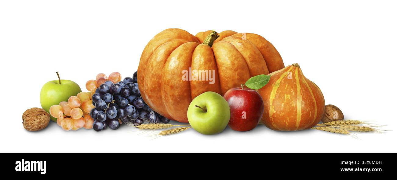 Arrangement d'automne avec des citrouilles, des raisins, des pommes et des noix sur fond blanc Banque D'Images