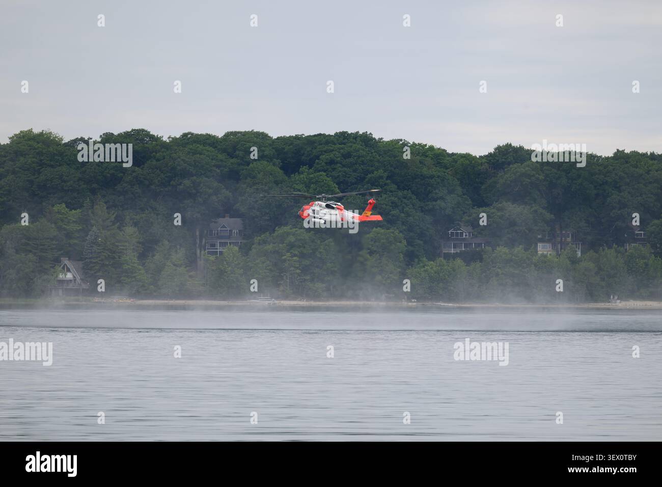Un hélicoptère Sikorsky MH-60T Jayhawk de la Garde côtière américaine menant une formation à Bowers Harbor, West Grand traverse Bay, Lake Michigan, traverse City, mi, Banque D'Images