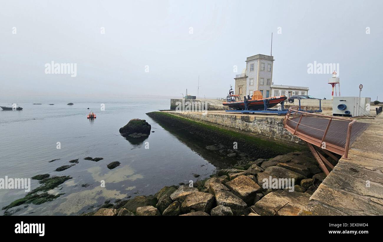 Foz do Douro Lifeboat Station, Porto, Portugal — bateaux de sauvetage côtier et brise-lames en pierre à marée basse dans le brouillard du matin - Image de stock capturée avec un smartphone