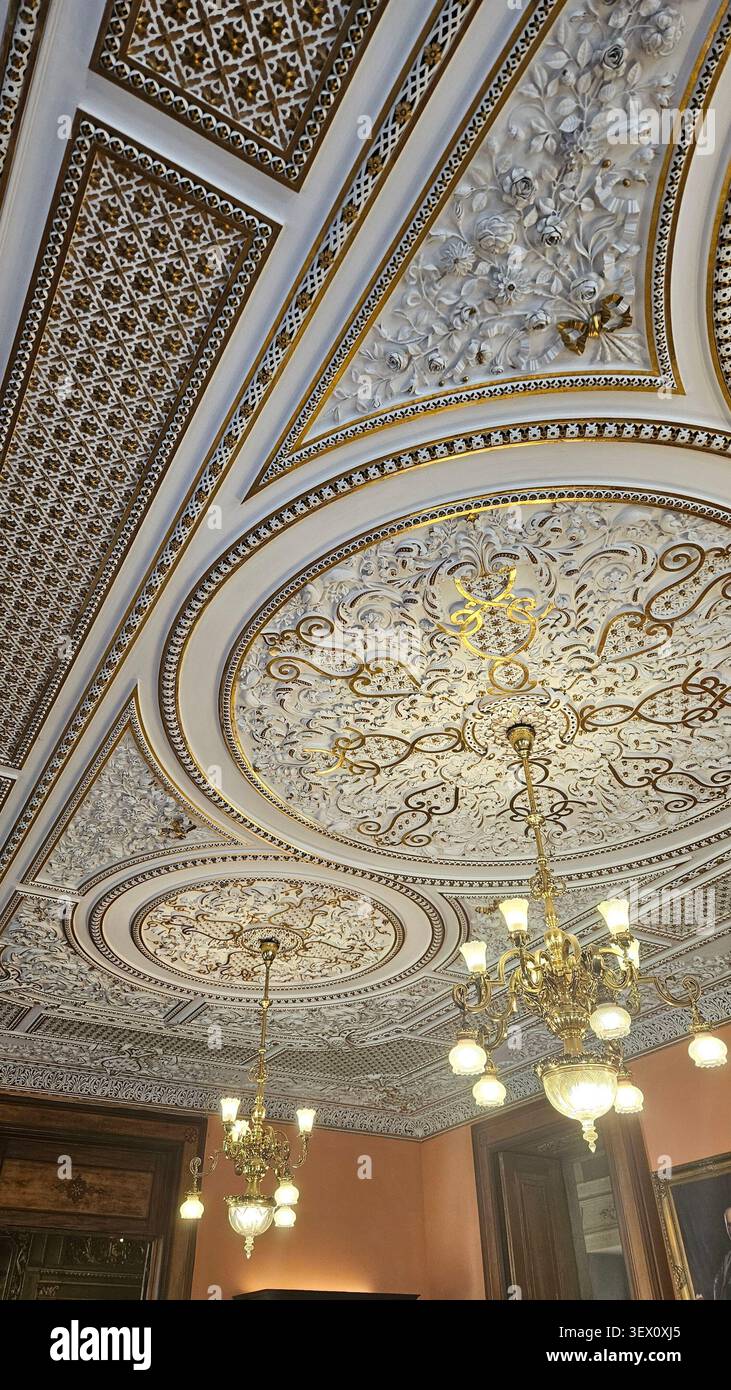 Plafond en stuc orné, Palácio da Bolsa, Porto, Portugal — plâtre floral doré et lustres en cristal dans la salle de réception historique - Image de stock capturée avec un smartphone
