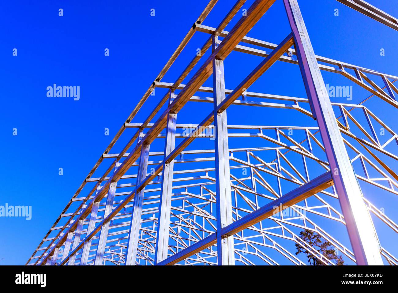 Les travailleurs installent le cadre en acier au processus d'assemblage du chantier de construction Banque D'Images