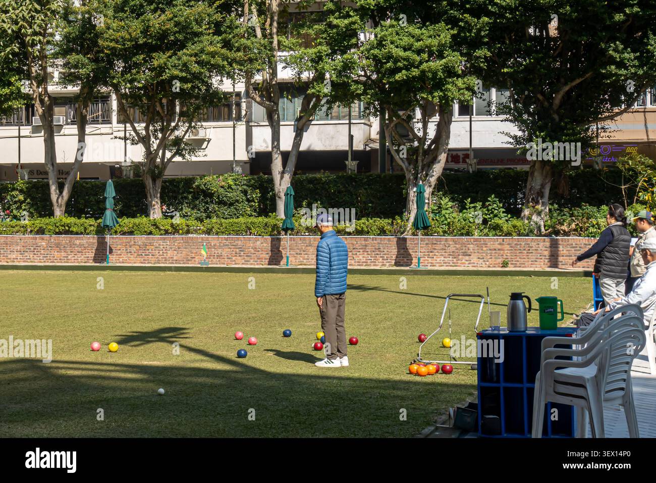 Les gens jouant des bols de pelouse sur un vert bien entretenu, le Craigengower Cricket Club, Happy Valley, Hong Kong Banque D'Images