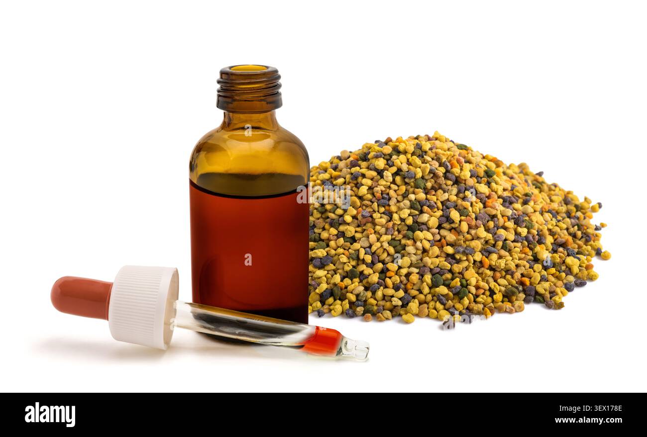 Propolis avec un compte-gouttes en verre et une petite bouteille isolée sur un fond blanc. Ingrédient naturel d'apithérapie, supplément de santé et bien-être biologique Banque D'Images